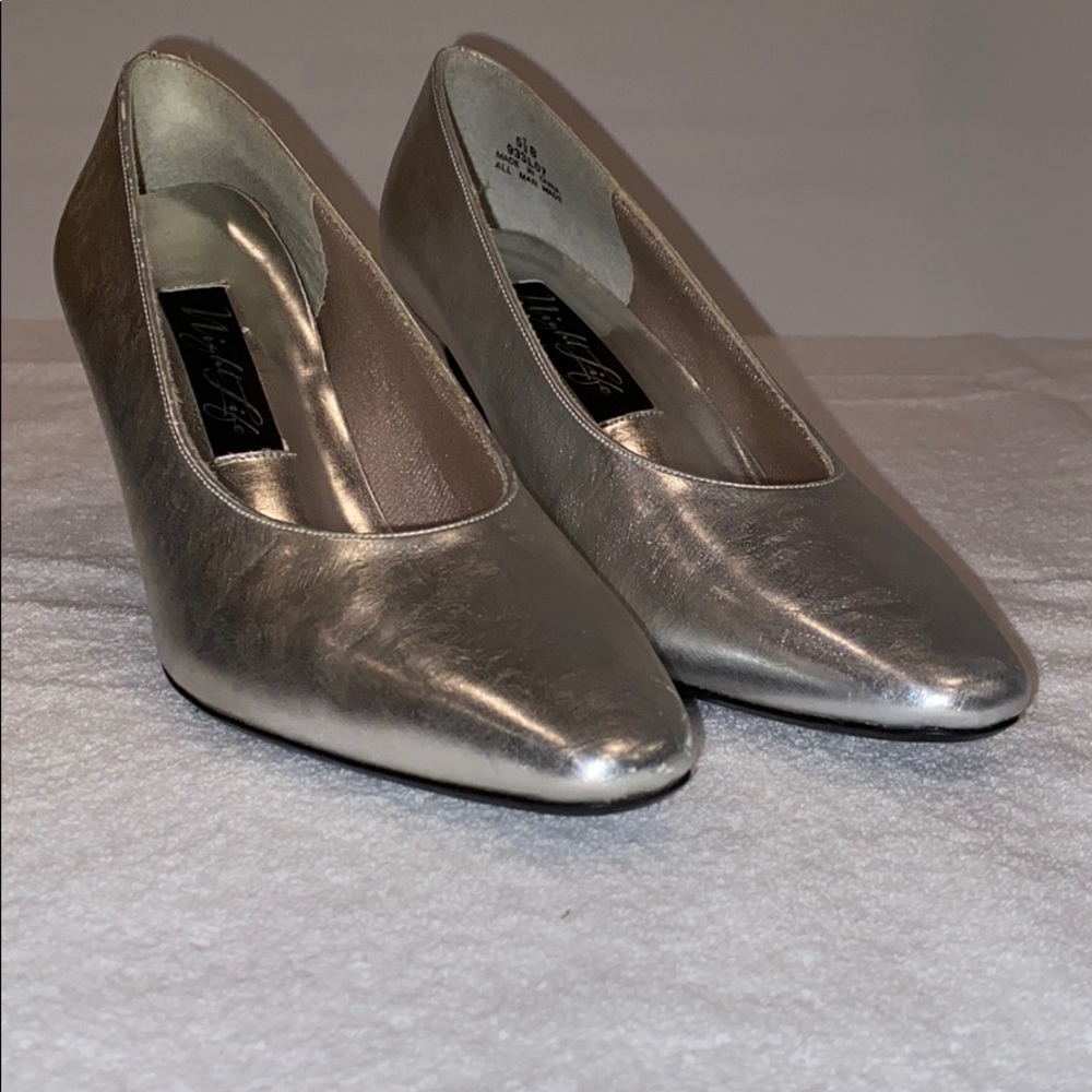 🆕 Nightlife silver pumps.